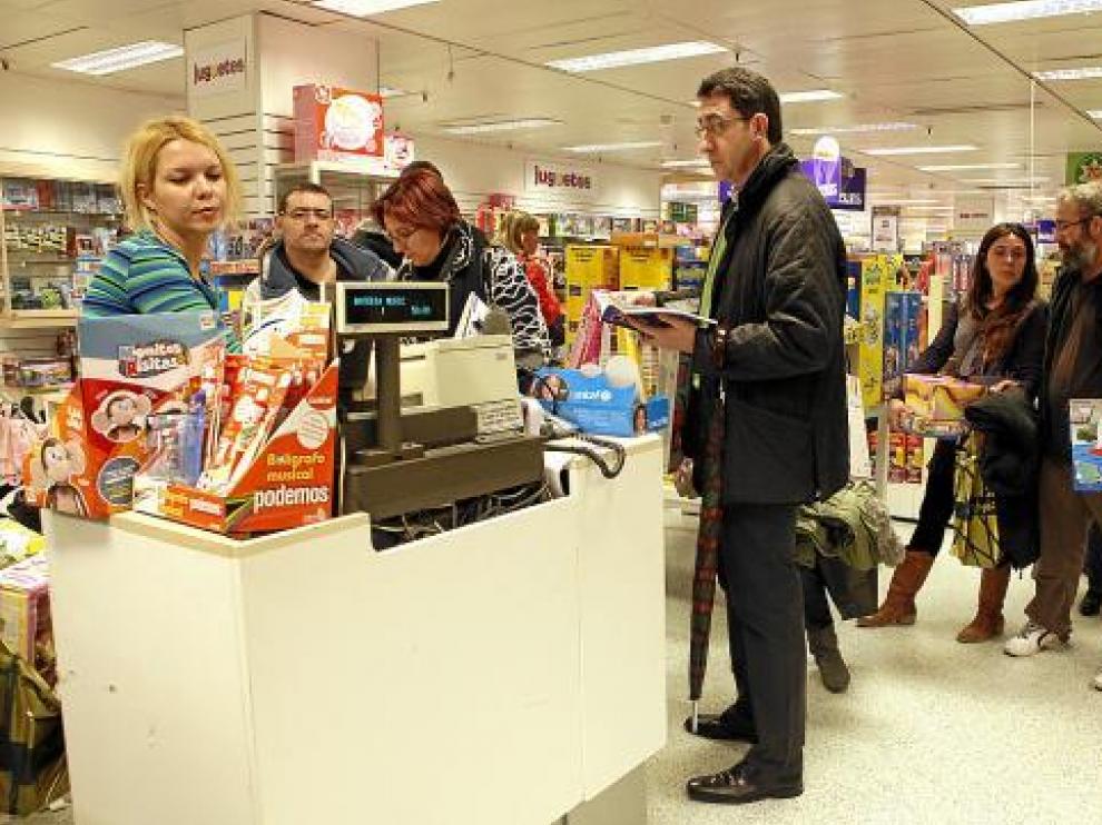 Unos clientes hacen cola para pagar en El Corte Inglés del paseo de Sagasta zaragozano.