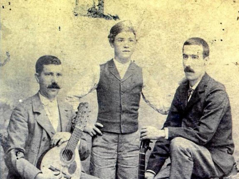 Ángel Sola, el cantador el Niño Moreno y Santiago Lapuente, en 1896.