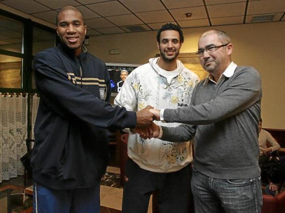 De izquierda a derecha, Brandon Polk, Howard Brown y el presidente del club, José Manuel Rincón.