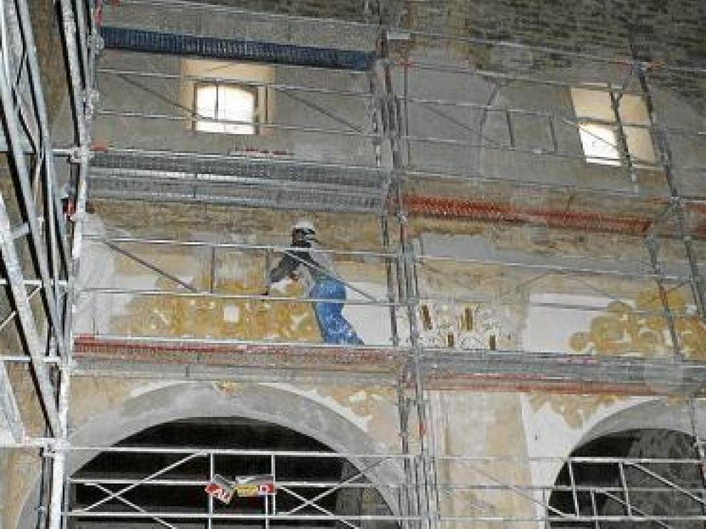 Trabajos de restauración en la nave central.