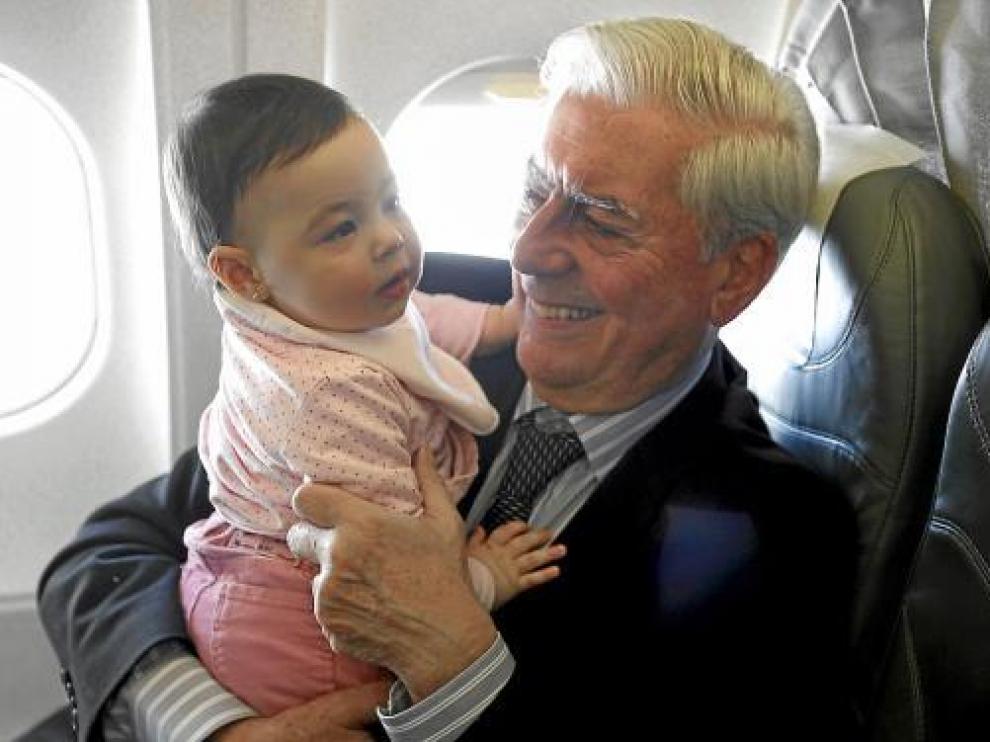 Mario Vargas Llosa, junto a su nieta Anais, en el avión que le trasladó ayer a Estocolmo.