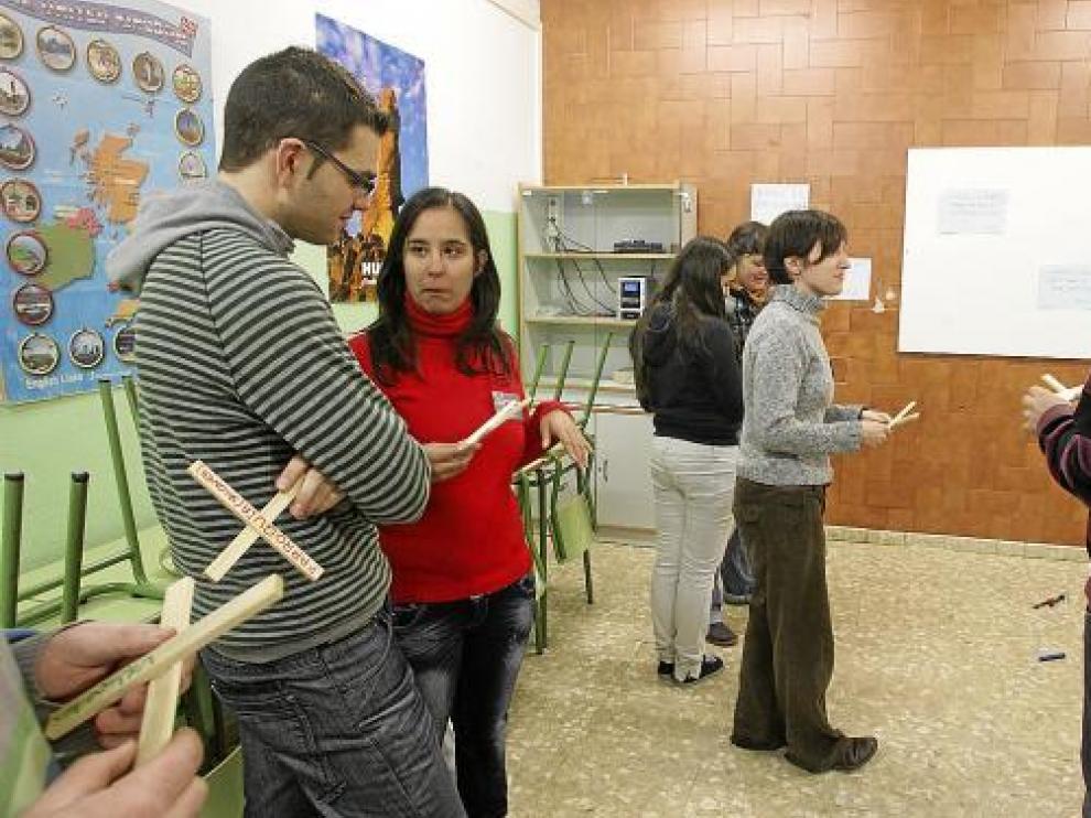 Participantes en uno de los talleres que ayer realizó la JOC en el IES Pirámide.