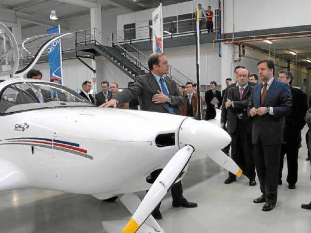 Iglesias, Larraz y Coello, en la presentación de la primera avioneta fabricada en Villanueva, en 2007.