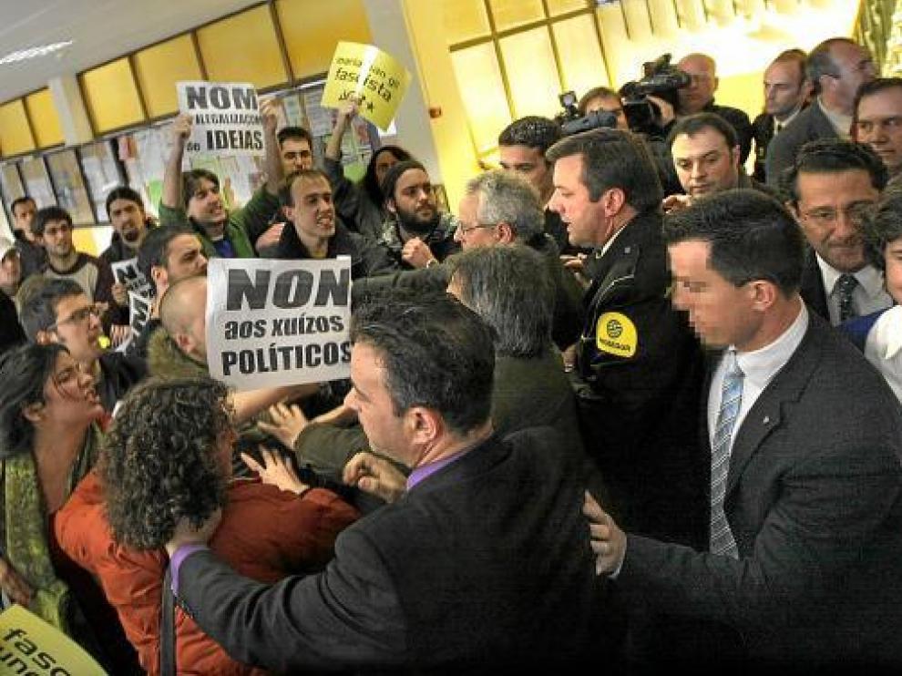 María San Gil, en una imagen de 2008, ayudada por sus escoltas antes de dar una charla.