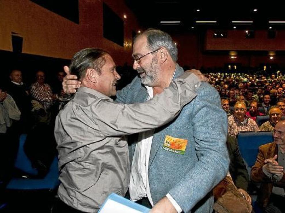 Tras su elección, José Manuel Penella -zquierda- se fundió en un abrazo con Javier Sánchez.