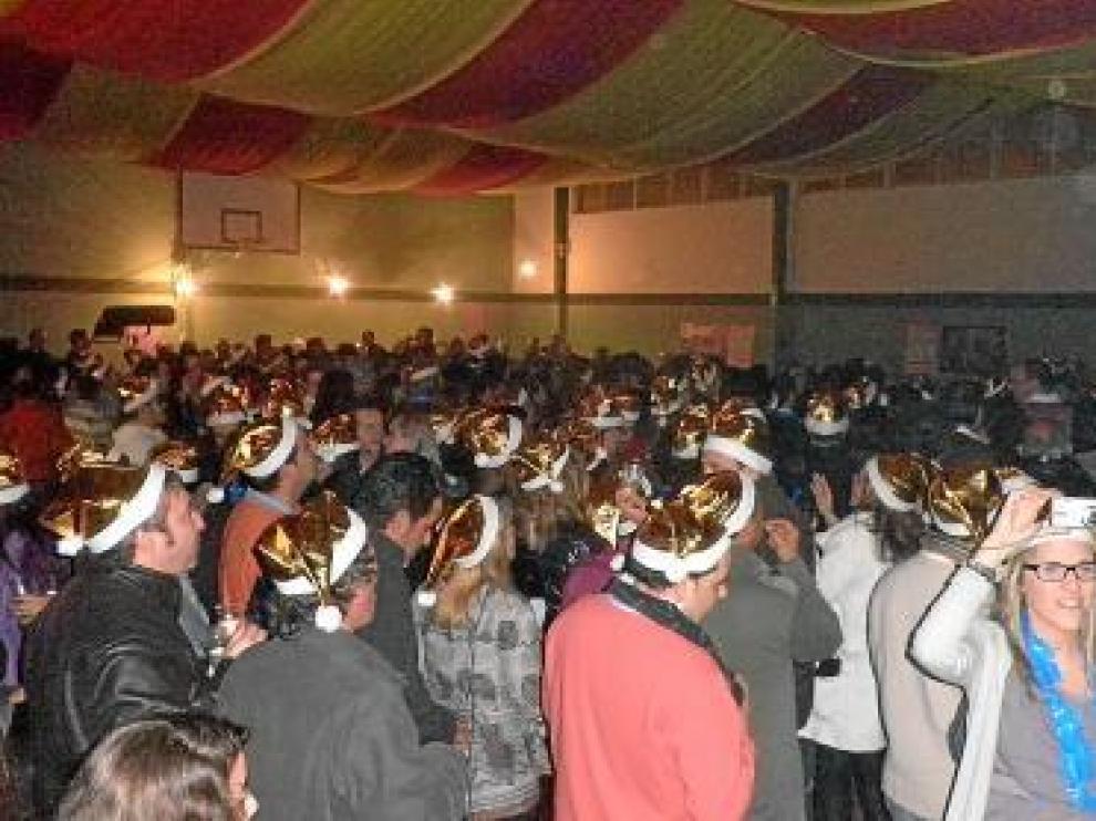 Los vecinos, con sus gorros, en plena 'Nochevieja' un 4 de diciembre.