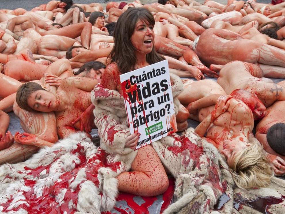 Decenas de personas se han tumbado en el suelo, desnudas y simulando estar ensangrentadas, para luchar contra la industria peletera