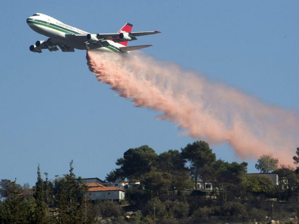 Un avión, en tareas de extinción del fuego en los alrededores de Haifa