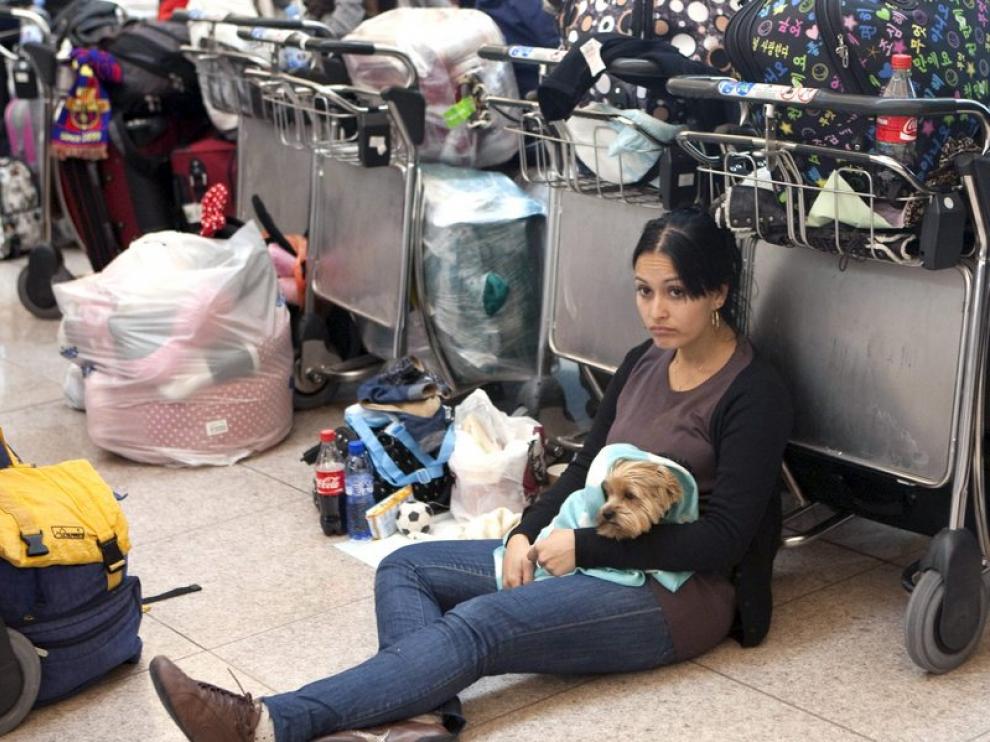 Una persona espera su vuelo en el aeropuerto de El Prat de Barcelona