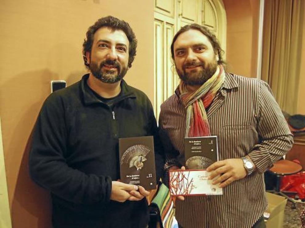 Carlos González y Pep Bruno posan para la fotografía con los dos volúmenes editados.