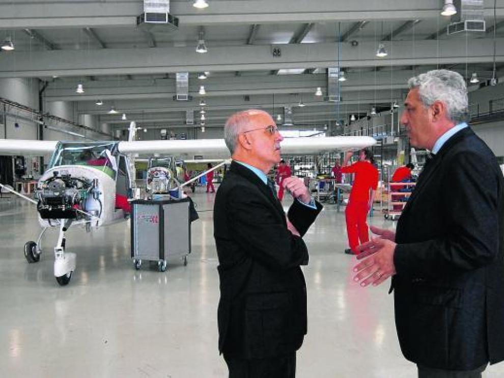 Visita del consejero de Economía, Alberto Larraz, a la fábrica de Tecnam en el otoño de 2008.