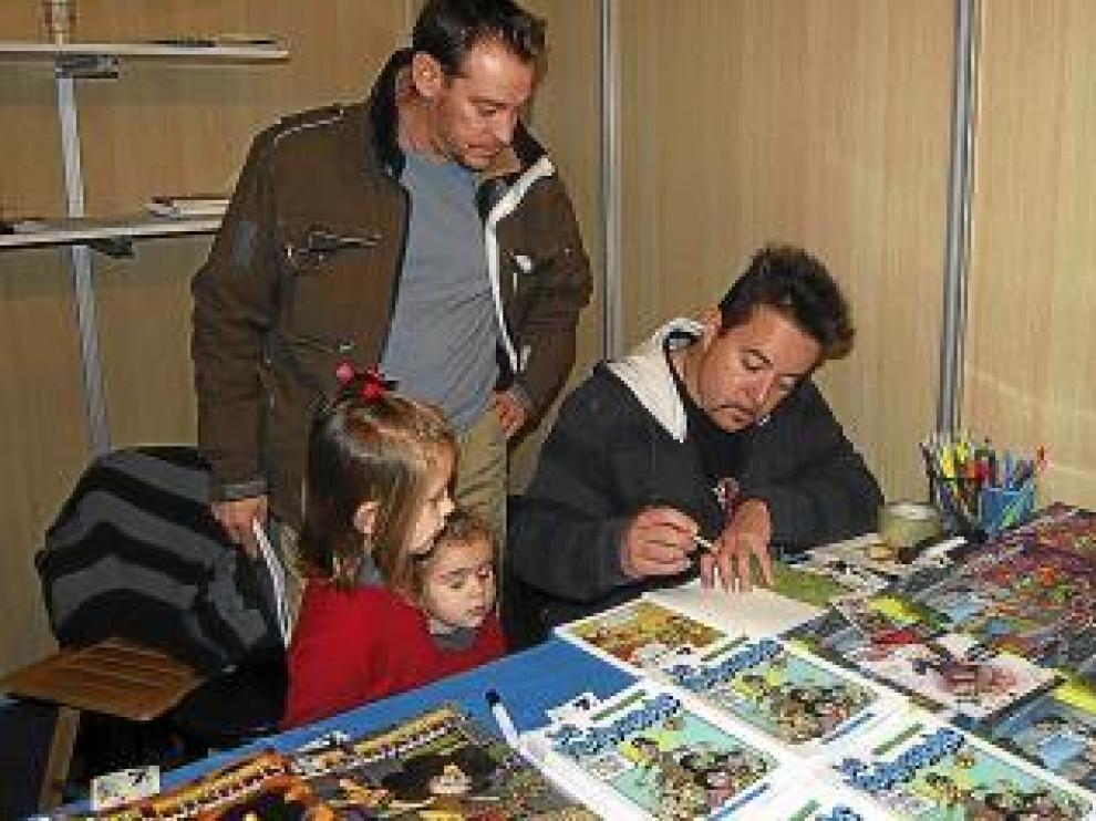 Daniel García-Nieto fima 'Aventura bajo el Pirineo'.