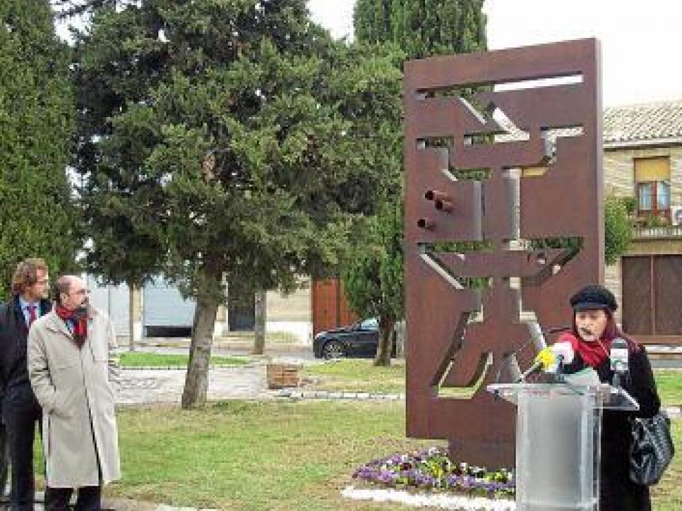 A la izquierda, el hijo de Giménez Abad y el alcalde de Ejea.