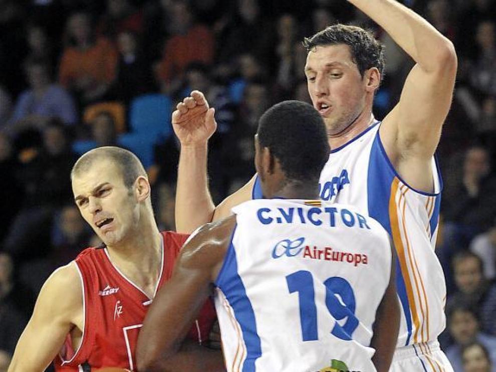 Andrés Miso choca contra Cuthbert Victor durante el encuentro del domingo.