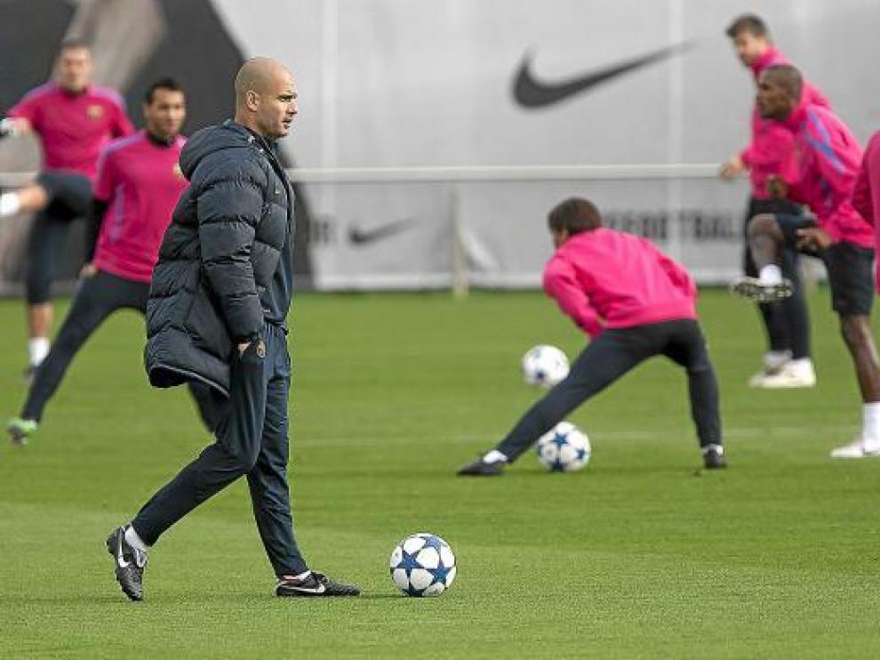 El entrenador del Barcelona, Pep Guardiola, durante el entrenamiento de ayer.