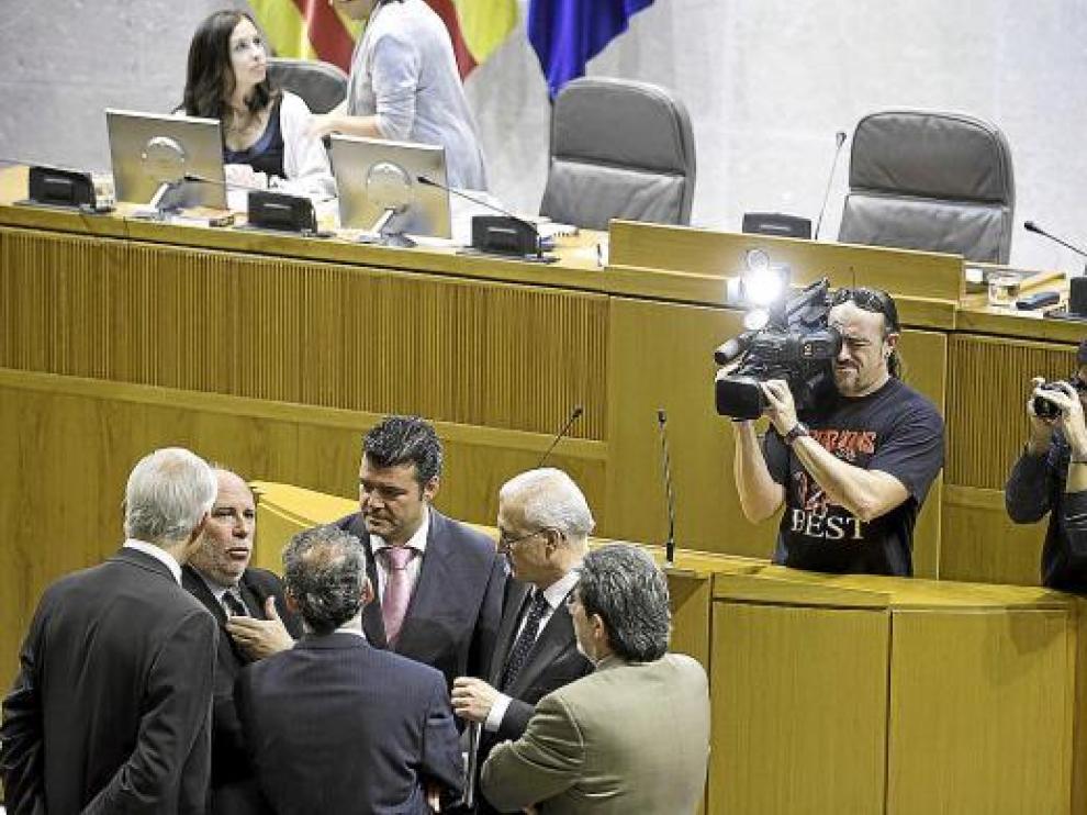 Los cinco portavoces parlamentarios conversan con el presidente de las Cortes, en un pleno.