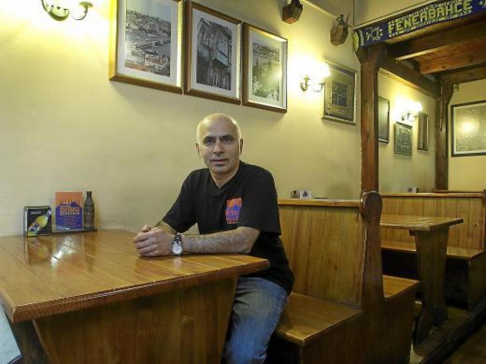 Ahmet Saglik, que se define como 'otomaño', en La Medusa, en la calle Argensola de Zaragoza.