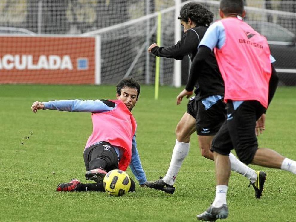 Francisco Molinero se lanza al suelo para cortar el avance de Gallardo durante el entrenamiento matinal de ayer en el IES Pirámide.