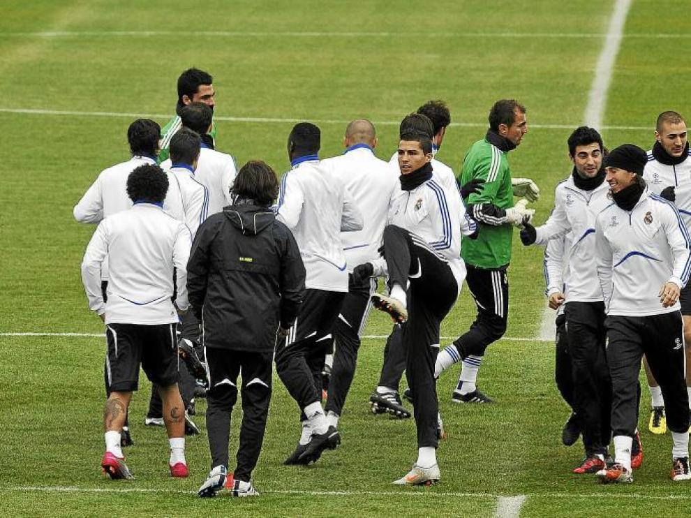 Los jugadores del Real Madrid se entrenaron ayer para preparar el partido contra el Auxerre.