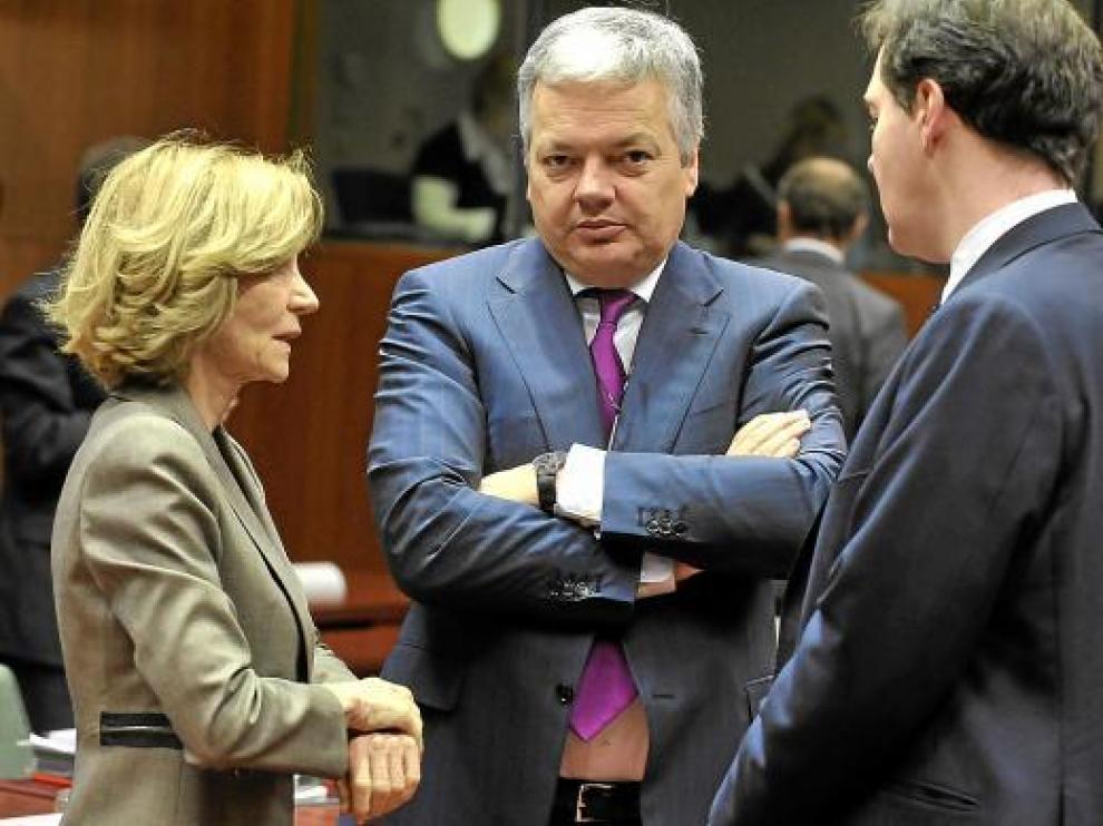 Salgado con los ministros de Economía belga, Reynders, y británico, Osborne, ayer.