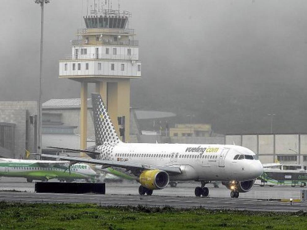 Un avión junto a la torre de control del aeropuerto de Tenerife Norte, en una foto de archivo.