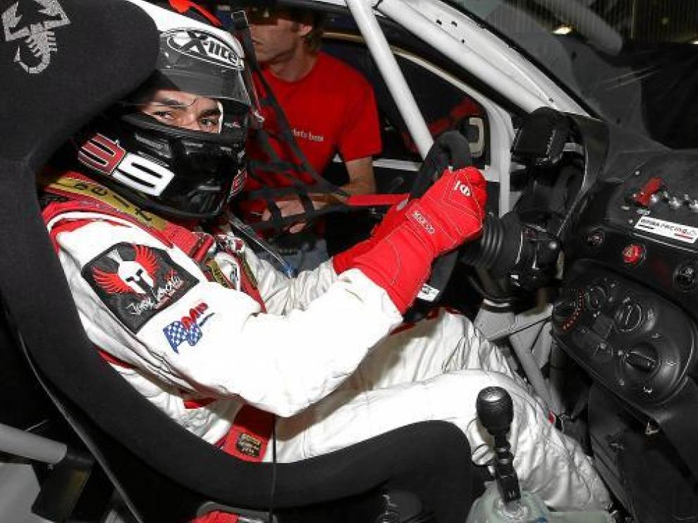 Jorge Lorenzo sujeta con determinación el volante del Abarth 500 Assetto Corse.
