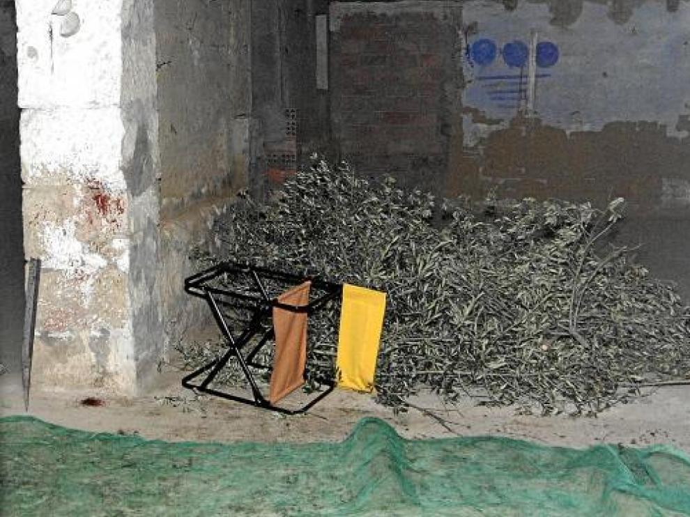 En la pared izquierda se observan los restos de sangre que quedaron en el almacén tras el suceso.