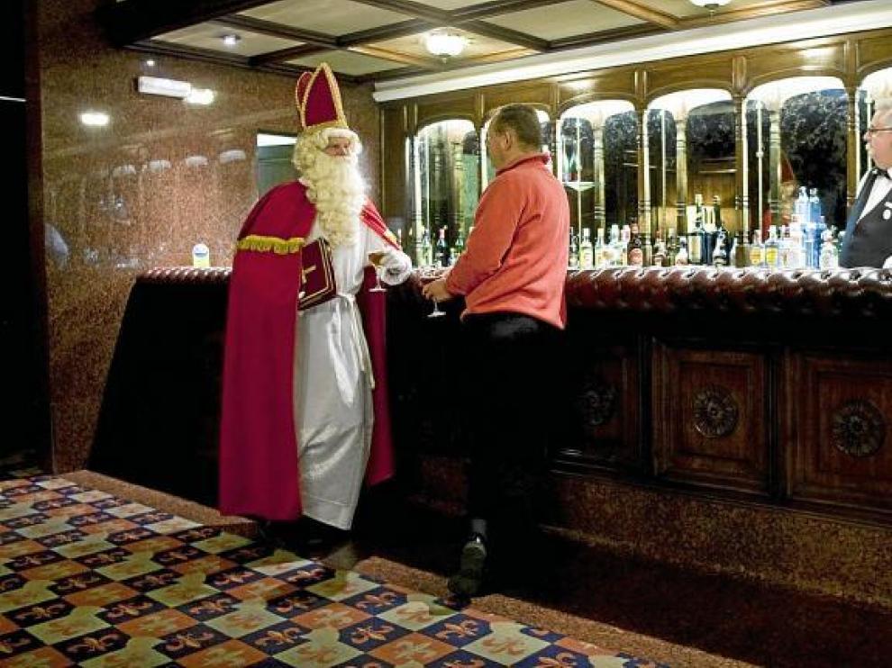 San Nicolás se toma una caña en el hotel Goya, mientras ultima con Menno su labor para el sábado. Eso sí, sin soltar su libro mágico.