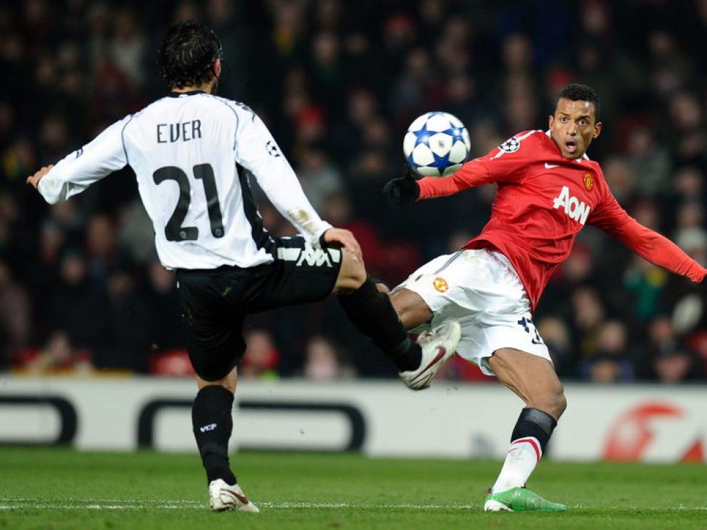 Banega pelea un balón con Nani.