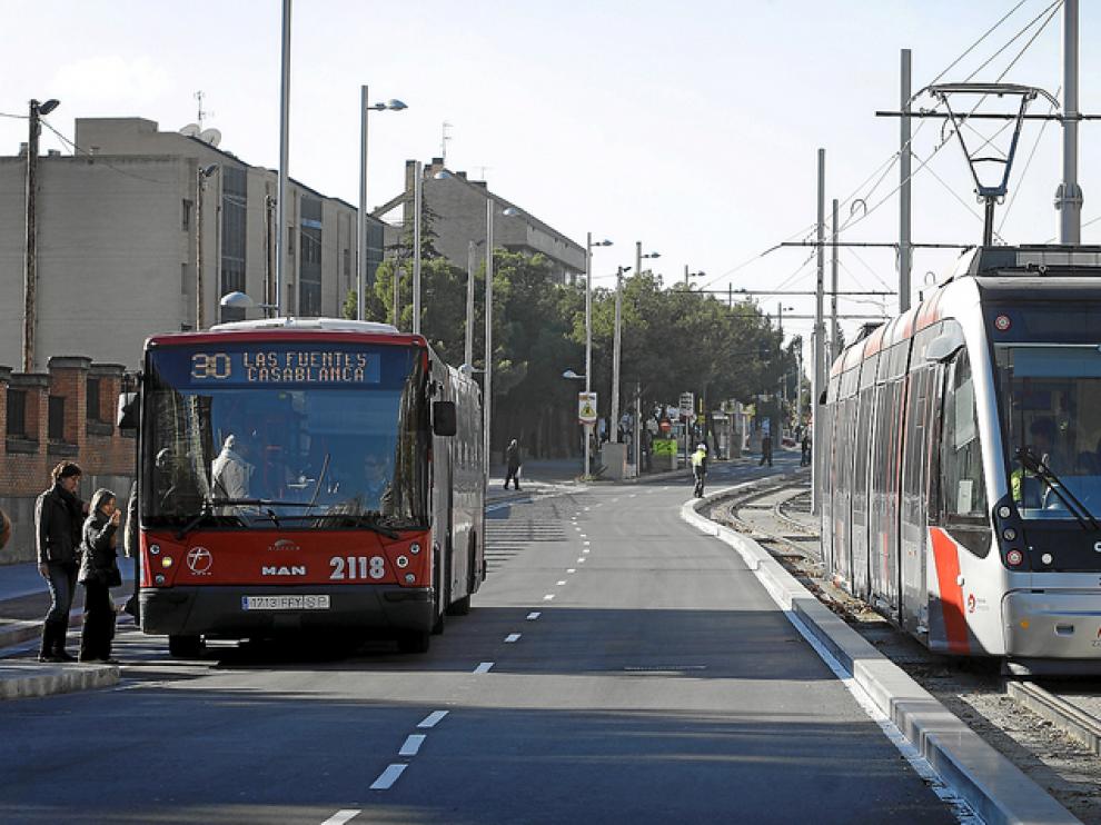Un autobús junto al tranvía