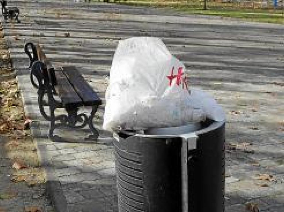 Una papelera llena en el parque Bruil.