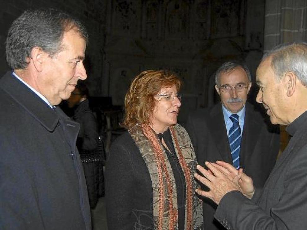 La consejera María Victoria Broto y el obispo Alfonso Milián coincidieron ayer en Barbastro.