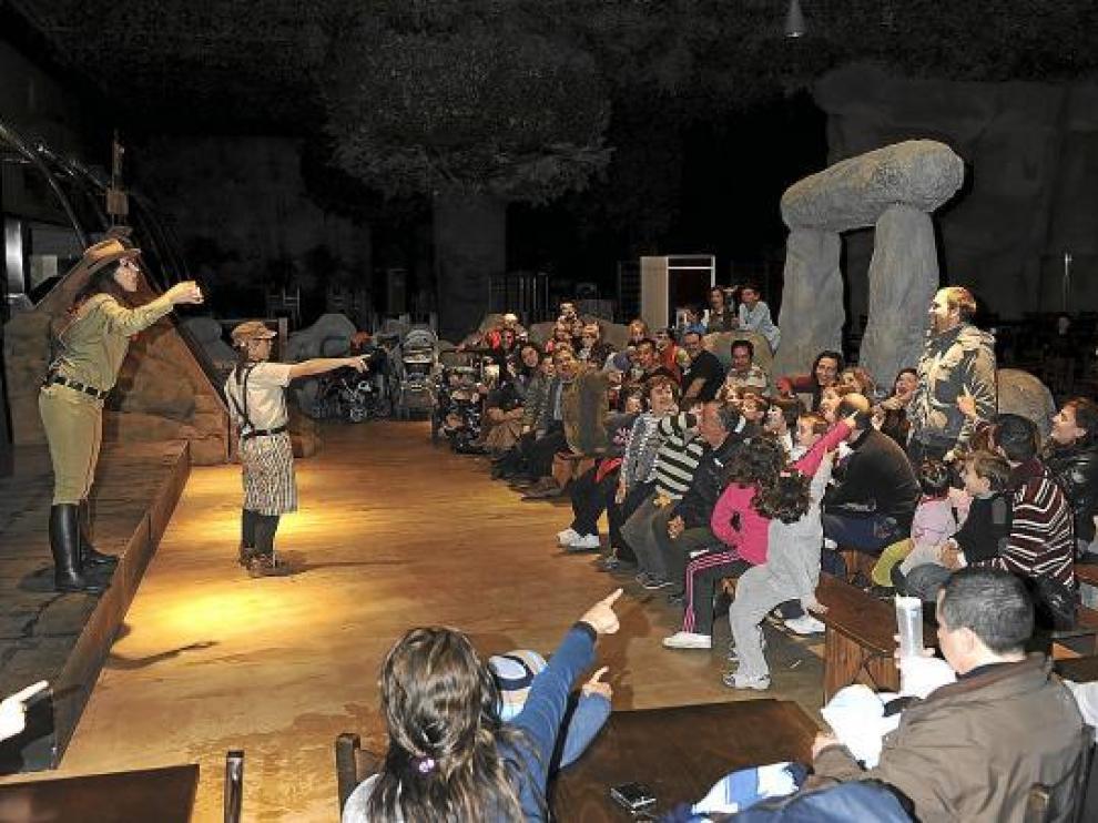 El público contemplaba ayer uno de los espectáculos de Dinópolis.