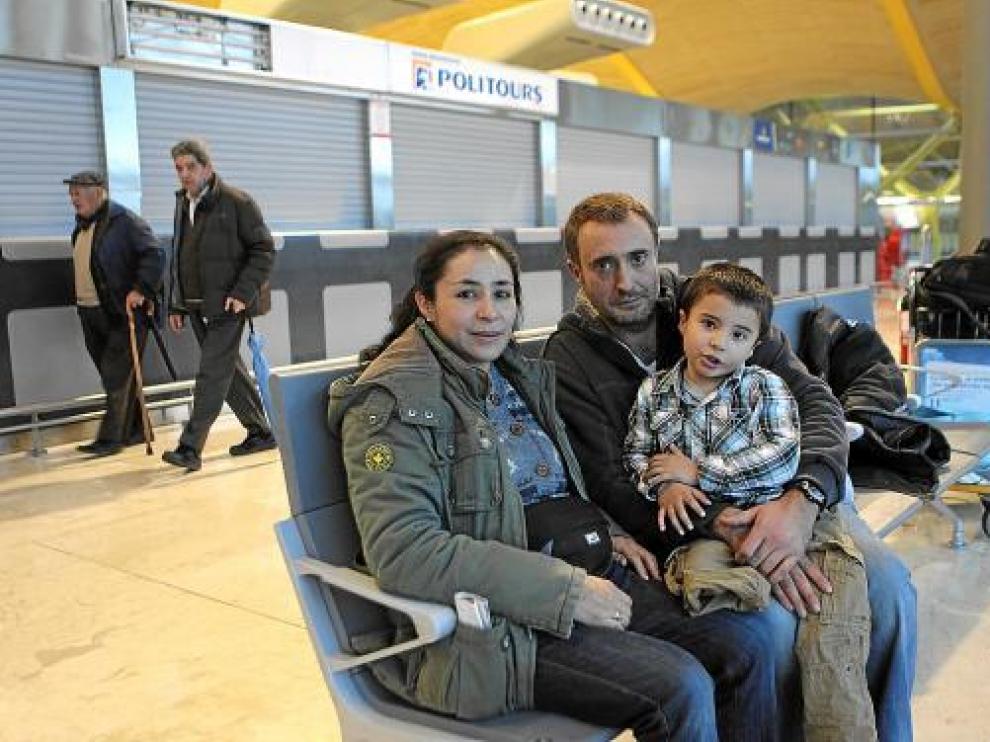 El aragonés Jesús Felipe, su mujer Claudia y su hijo, Alejandro, el martes antes de salir de Barajas.