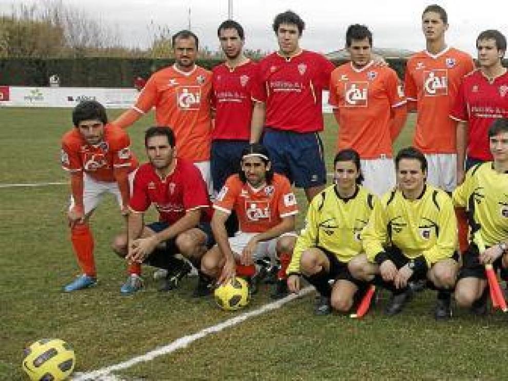 Foto de familia de los dos equipos, junto con el trío arbitral, antes de comenzar el amistoso de ayer en el campo de Santa Quiteria.