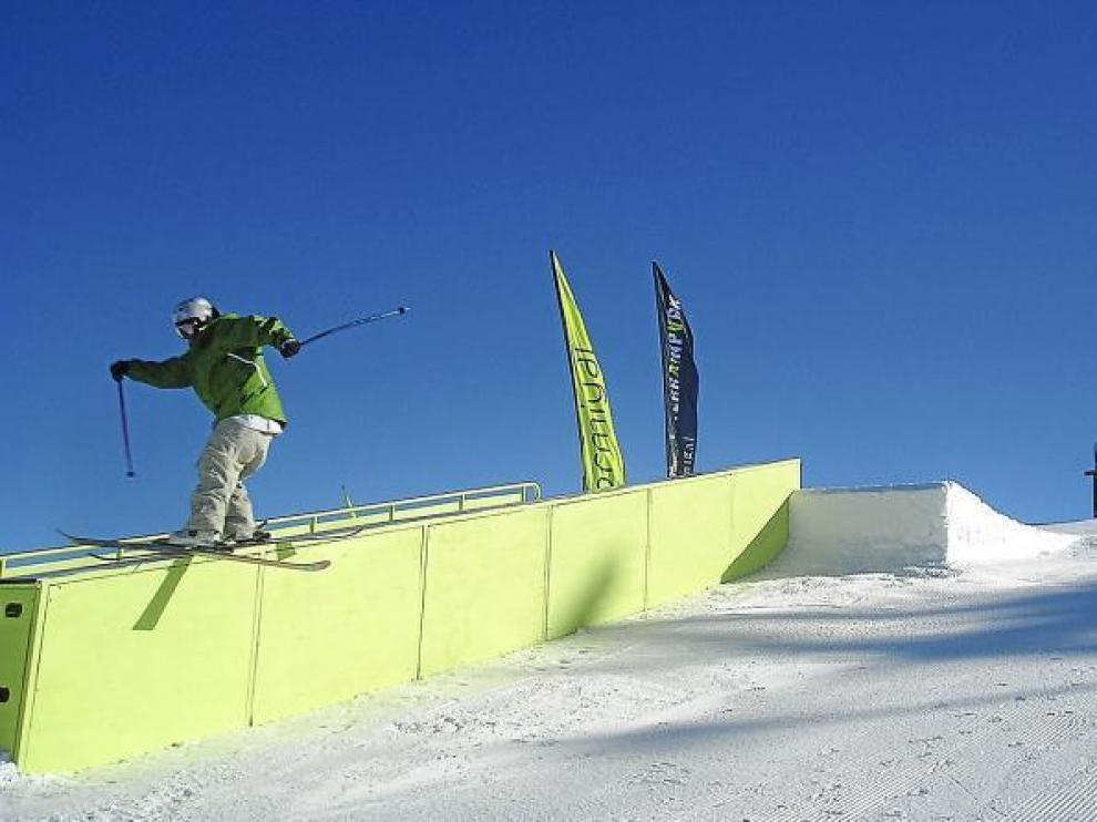 Un esquiador se desliza por una de las barandillas del Terrain Park de Formigal, en una imagen de archivo.