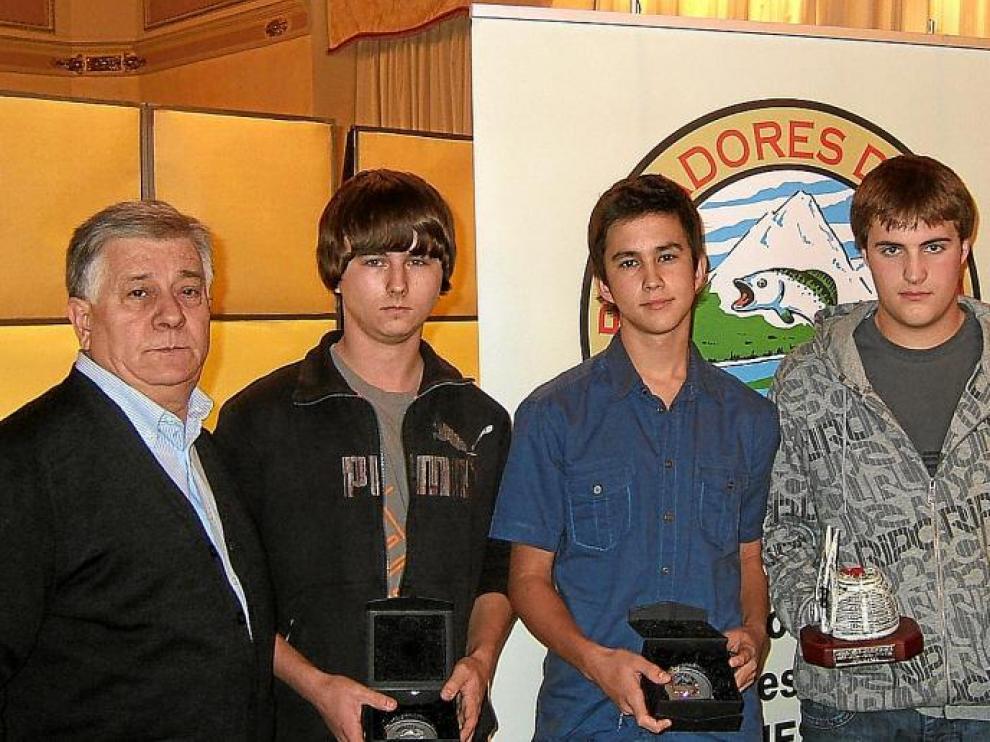 Los galardonados en el Social Salmónidos Mosca Juventud, los más jóvenes de la Agrupación Luis Sasot, Nicolás Abadía y Yuriy Yaremko.