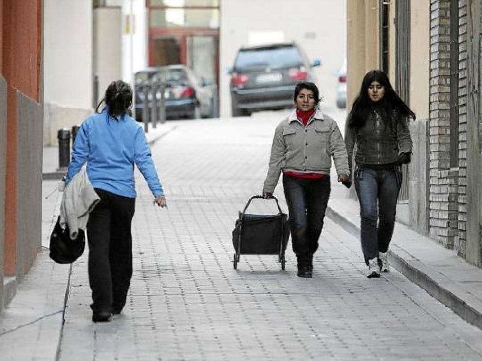 Las aceras de la calle de San Salvador apenas permiten el paso de una personas.