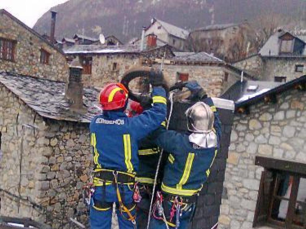Los bomberos, extinguiendo el incendio.
