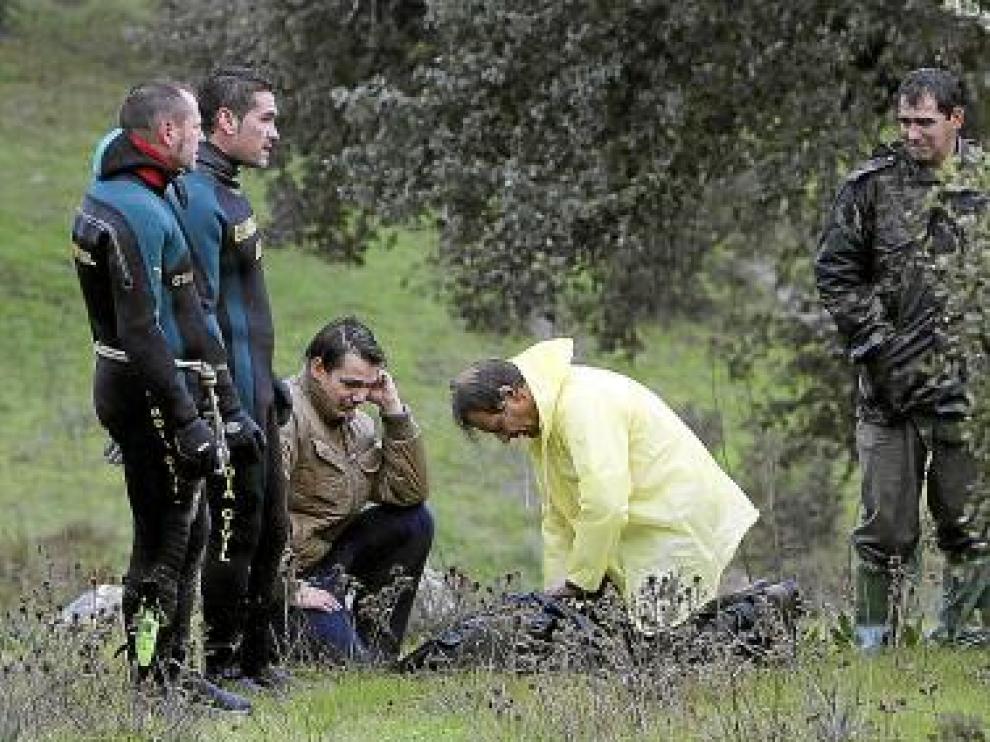 Familiares del niño desaparecido lloran ante su cadáver.