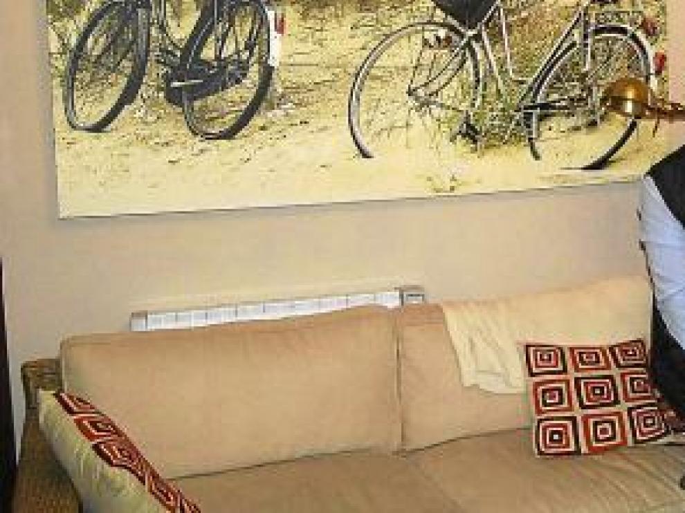 José Manuel Blasco y Raquel Latre, con su hijo, en la Alcoba de Baco, apartamento con encanto.