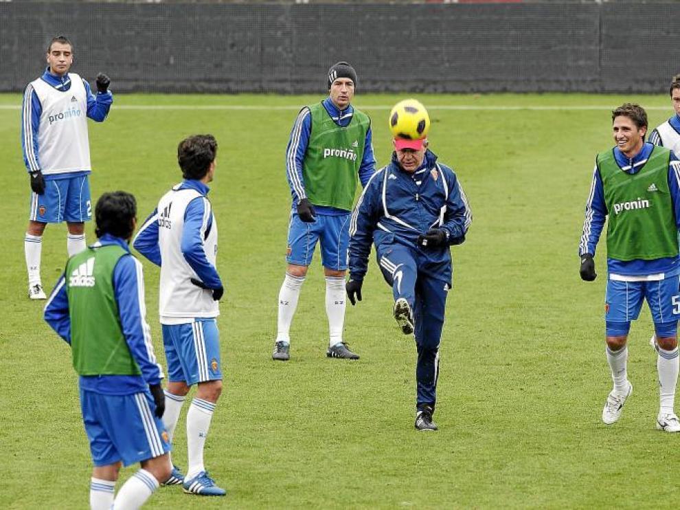 Aguirre chuta una pelota en un entrenamiento del Real Zaragoza.