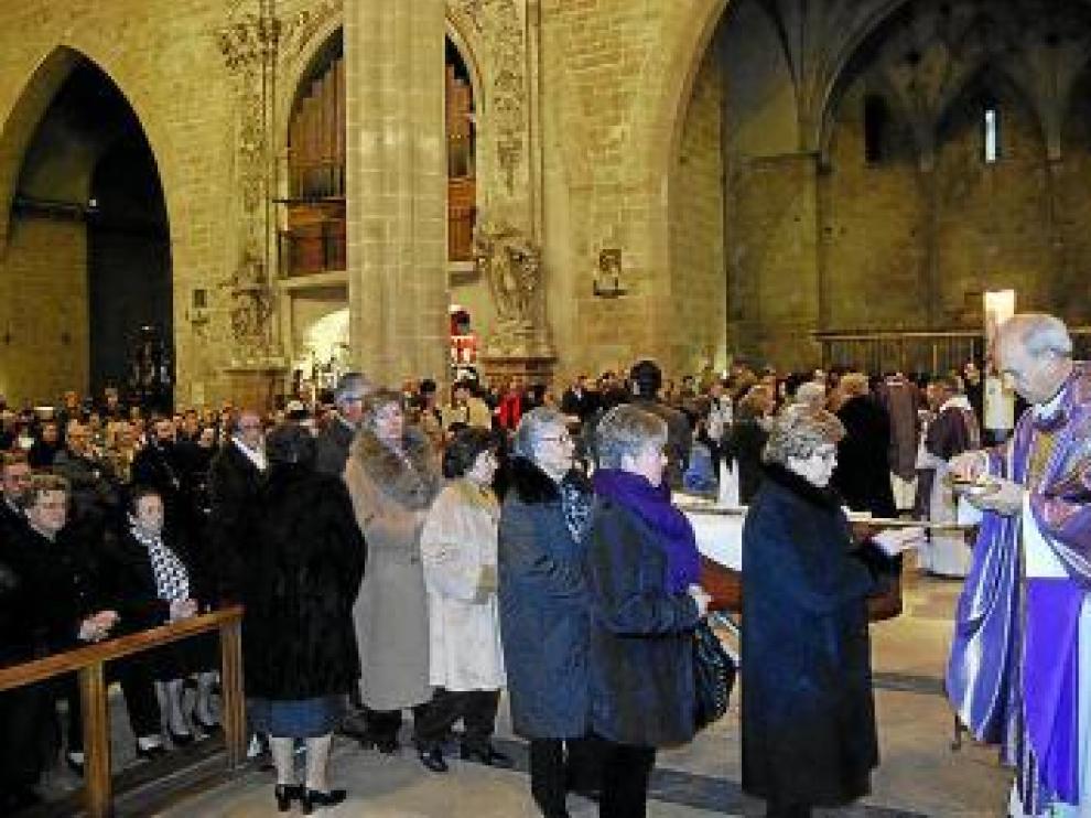 Cientos de barbastrenses abarrotaron ayer la catedral.