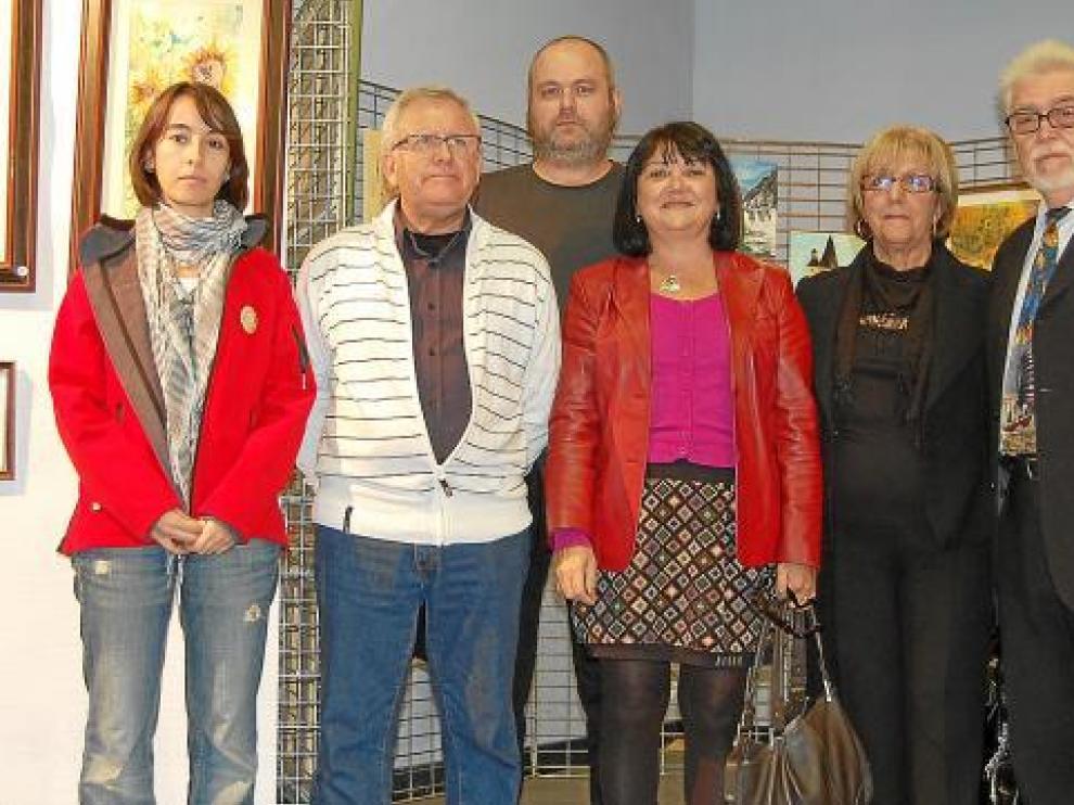 Algunos miembros de la Asociación de Artistas Plásticos 'El Pilar' de Monzón.