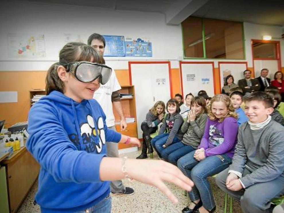Paloma Benedí, de 5º de primaria, intenta andar en línea recta con las 'gafas de borracho'.