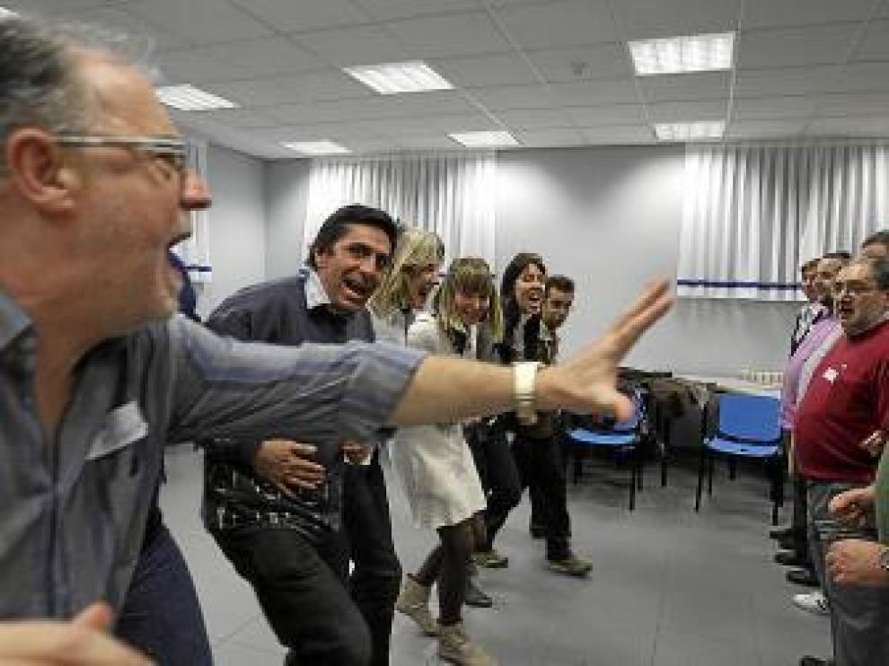 Una veintena de personas participaron en el taller de risoterapia.