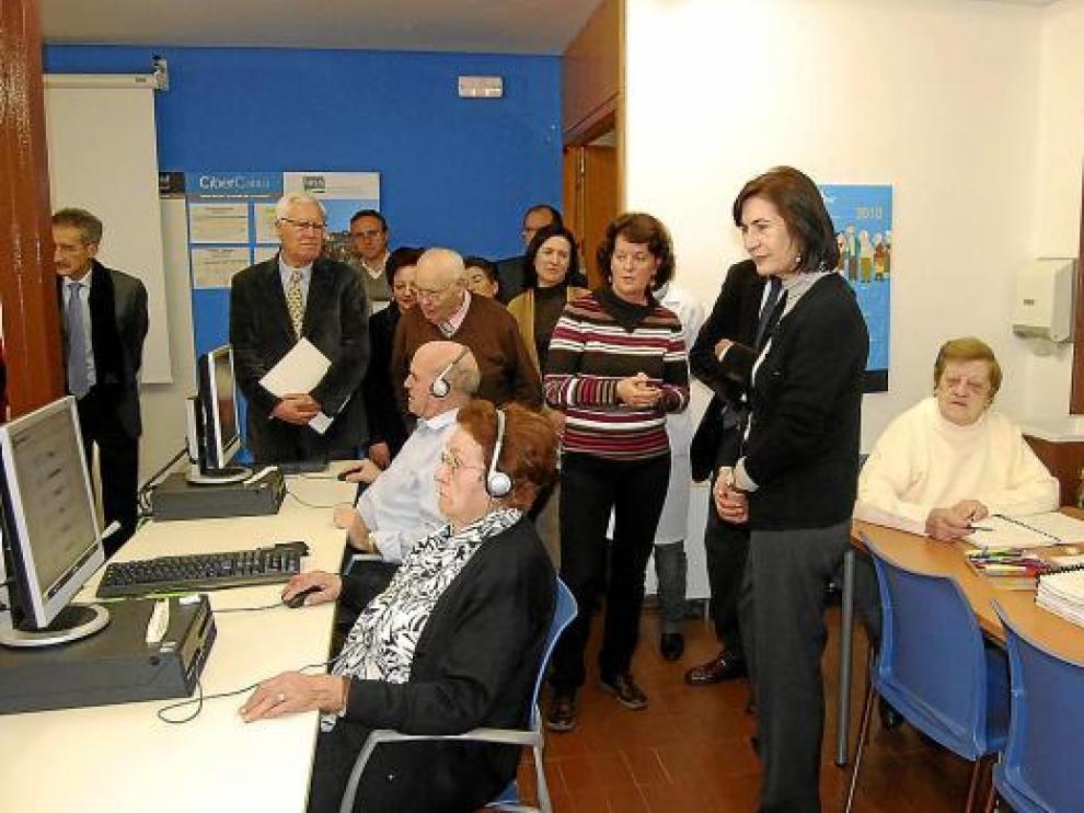 La consejera de Servicios Sociales, ayer en el centro de día de Barbastro.