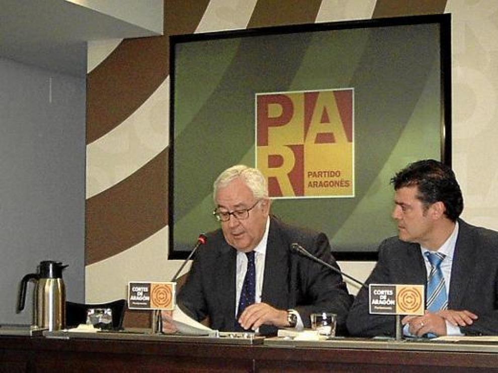 José Ángel Biel y Javier Allué, ayer en la rueda de prensa que ambos ofrecieron en las Cortes.