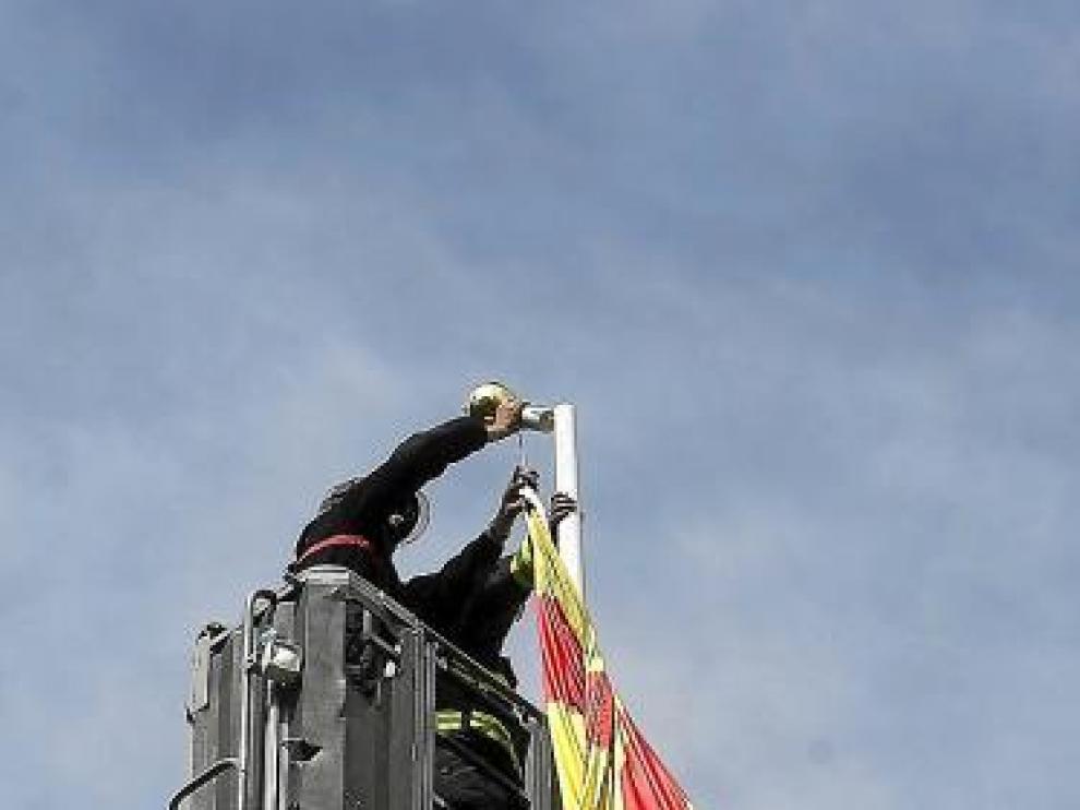 Colocación de una bandera en la plaza de Aragón de Zaragoza.