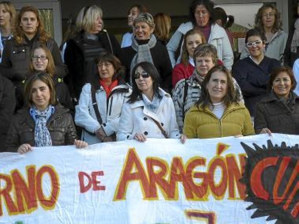 Trabajadoras concentradas a las puertas del hospital.